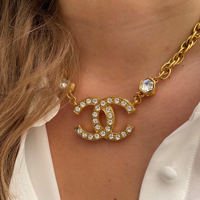Sublime collier Chanel vintage logo CC et diamants vintage de chez GIGI PARIS