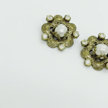 Charger et lire la vidéo dans la visionneuse de la Galerie, Boucles d&#39;oreilles Chanel dorées perles, strass et arabesques en relief
