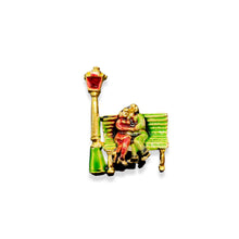 Upload the image to the gallery, Brooch in love.xses kissing on public benches