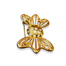 Load image into Gallery viewer, Broche bonbon ajouré petits strass
