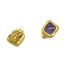 Charger l&#39;image dans la galerie, Boucles d&#39;oreilles Biche de Bere carrées dorées et violettes vintage de chez GIGI PARIS
