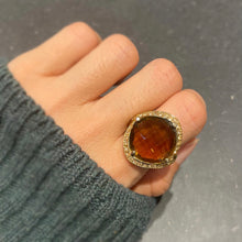 Load image into Gallery viewer, Incroyable bague maxi diam caramel avec volutes pavées
