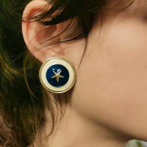 Round star earrings and blue and white resins