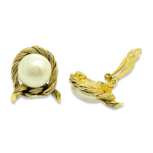 Charger l&#39;image dans la galerie, Boucles d&#39;oreilles rondes perle blanche légèrement marquée et cerclé d&#39;un cordage doré noué Vintages de chez GIGI PARIS
