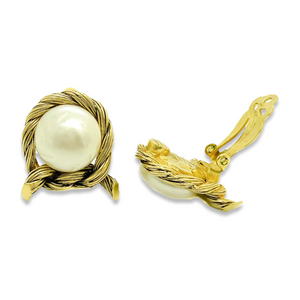 Boucles d'oreilles rondes perle blanche légèrement marquée et cerclé d'un cordage doré noué Vintages de chez GIGI PARIS
