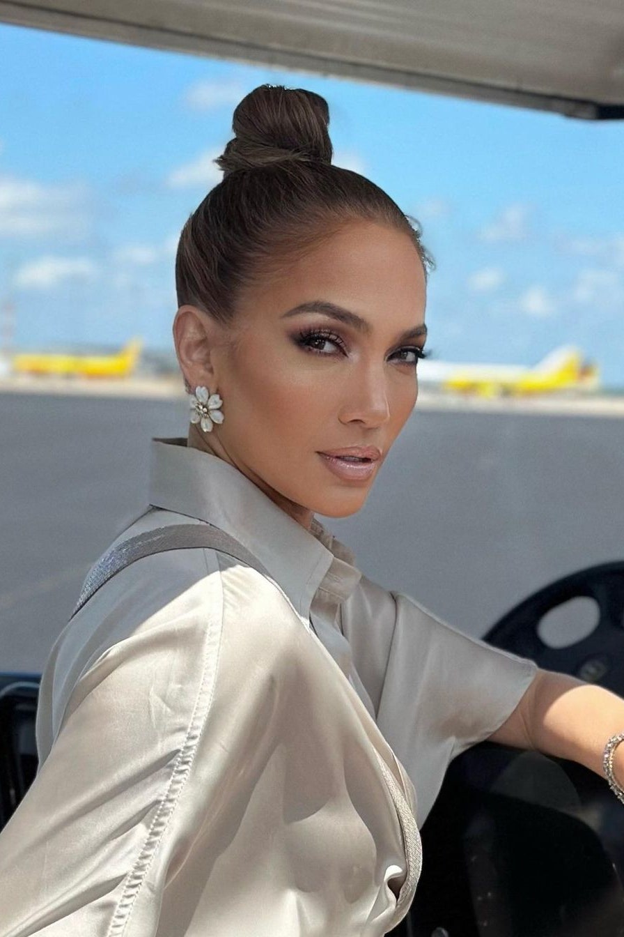 Jennifer Lopez porte des boucles d'oreille en forme de fleur Van Cleef  Arpels.