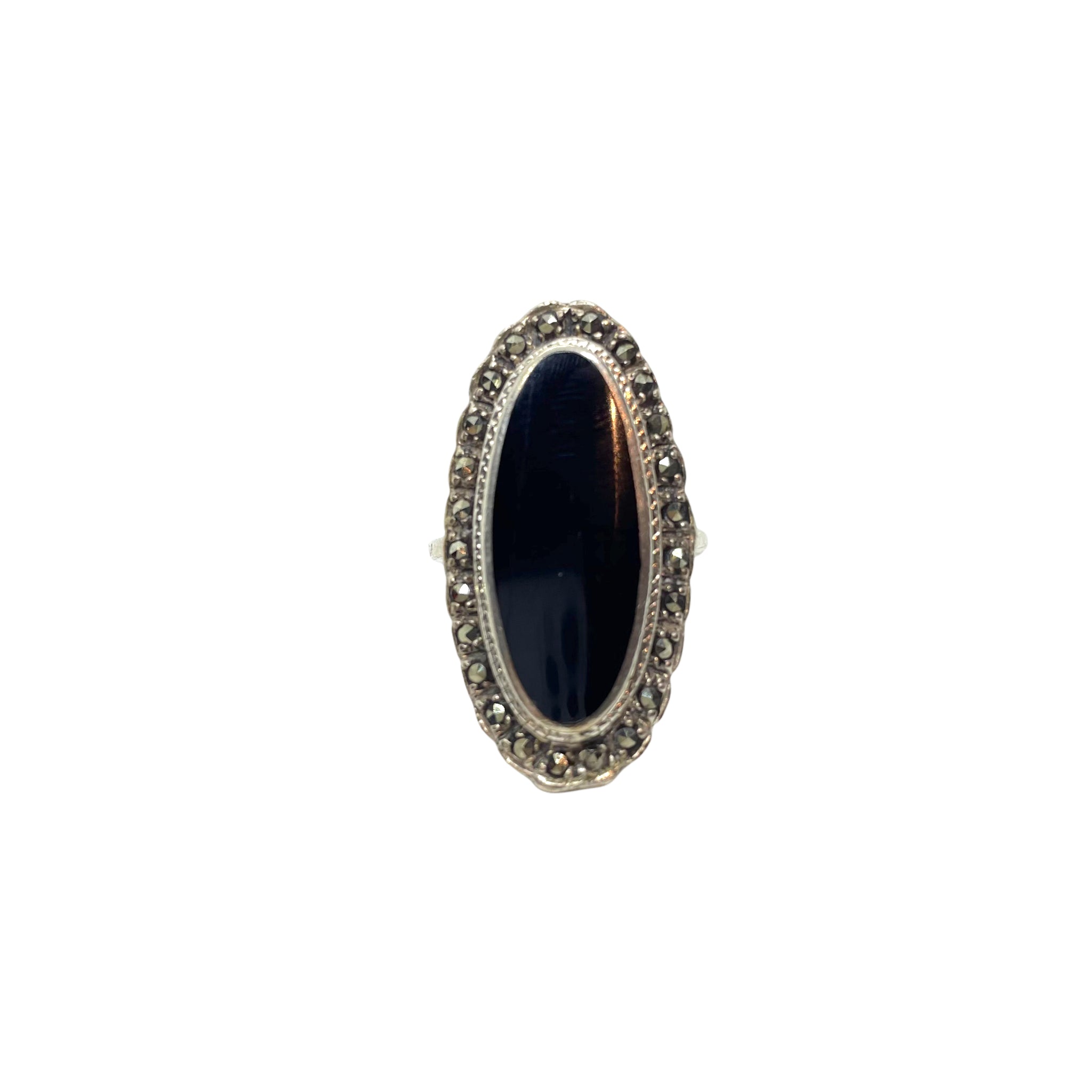 Bague en argent et onyx encadré de marcassite en serti clos vintage de chez GIGI PARIS