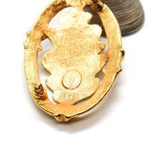 Charger l'image dans la galerie, Broche Inès de la Fressange feuille de chêne incônique dans son cadre ovale
