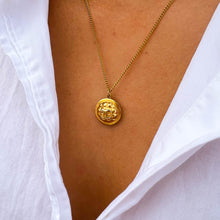 Charger l'image dans la galerie, Collier upcyclé à partir d'un bouton Chanel doré, création de GIGI PARIS
