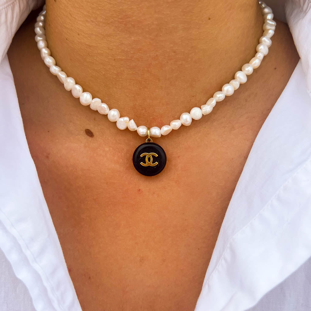 Collier upcyclé à partir d'un bouton Chanel noir, création GIGI PARIS