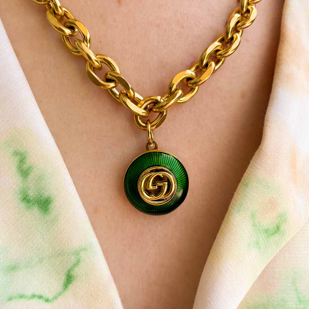 Collier upcyclé à partir d'un bouton Gucci vert, création de GIGI PARIS