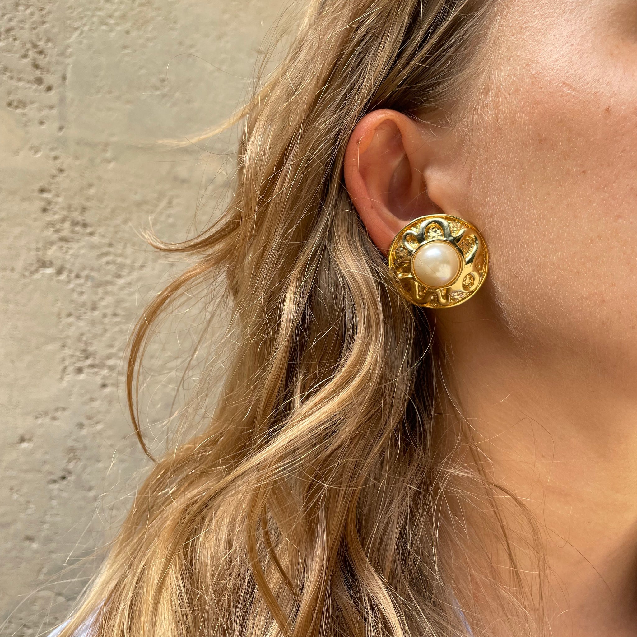 Boucles d'oreilles rondes perles et serpentin vintage de chez GIGI PARIS