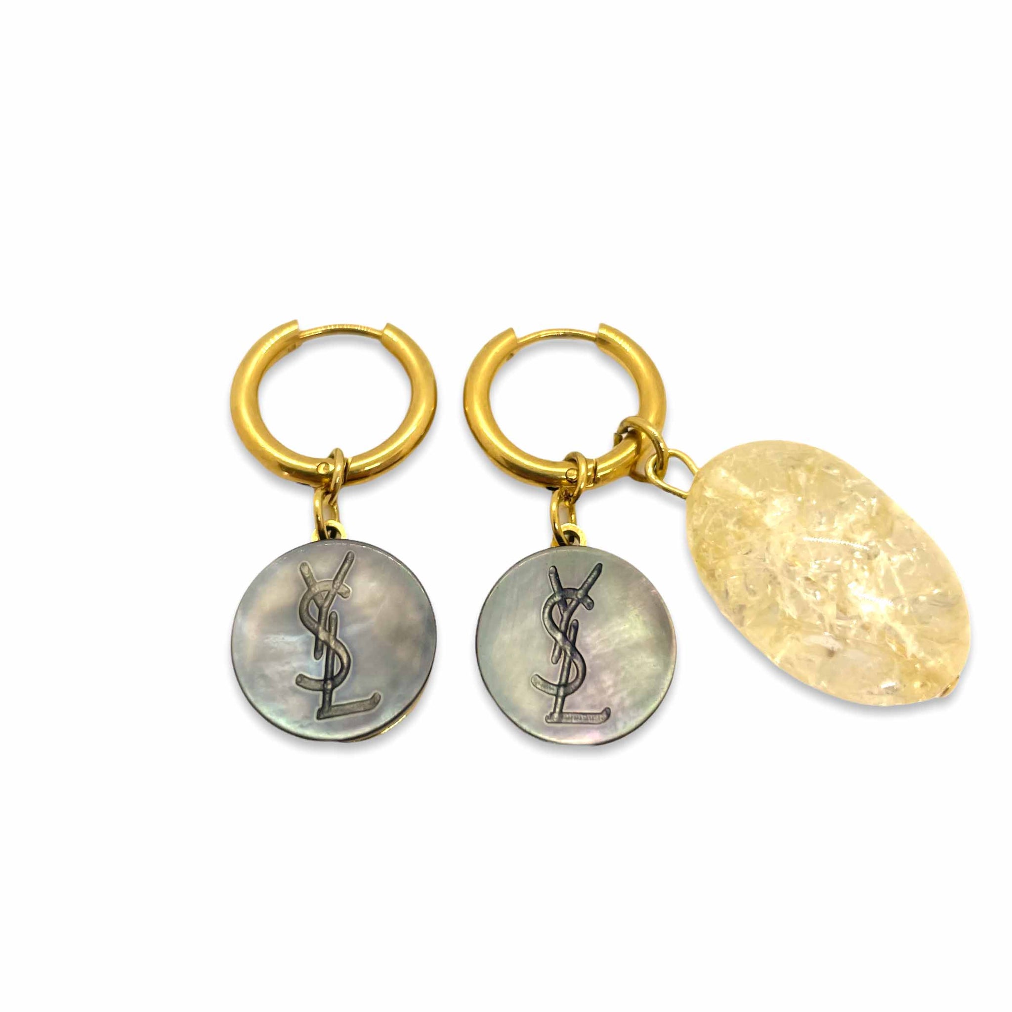 Paire de boucles upcyclées YSL nacre noire perle vintage de chez GIGI PARIS